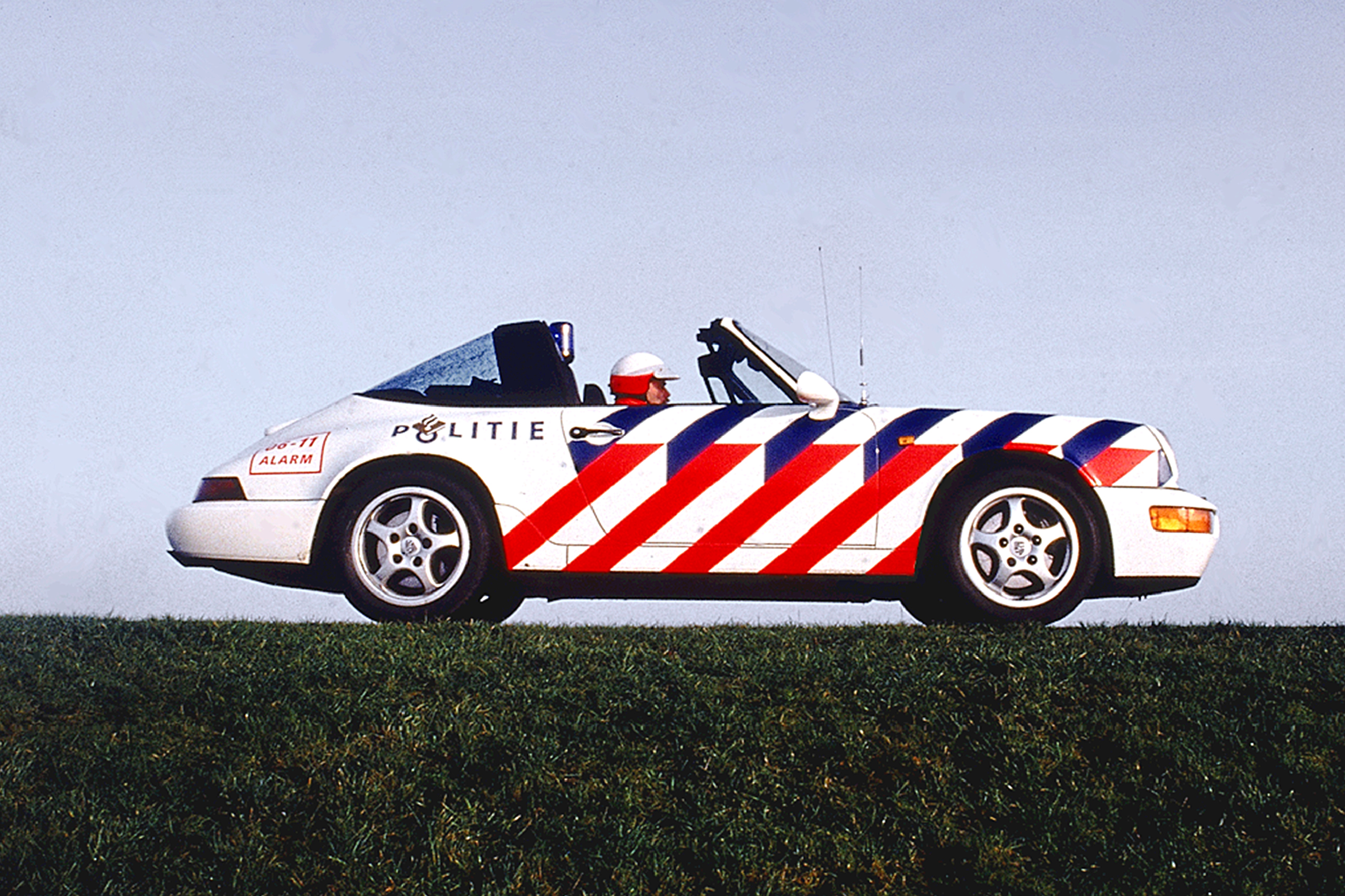 studio dumbar politie auto striping merk identiteit, police car brand identity - striping