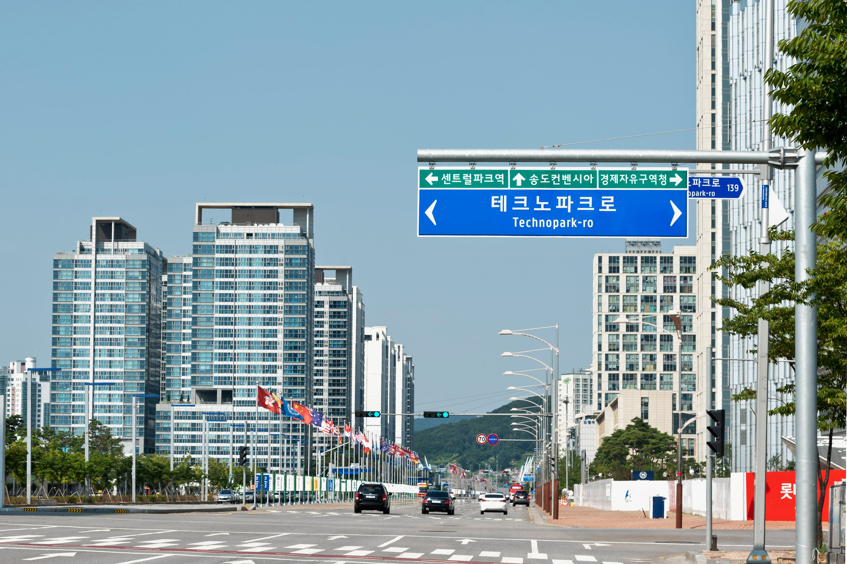 studio dumbar design South Korean road signage in use